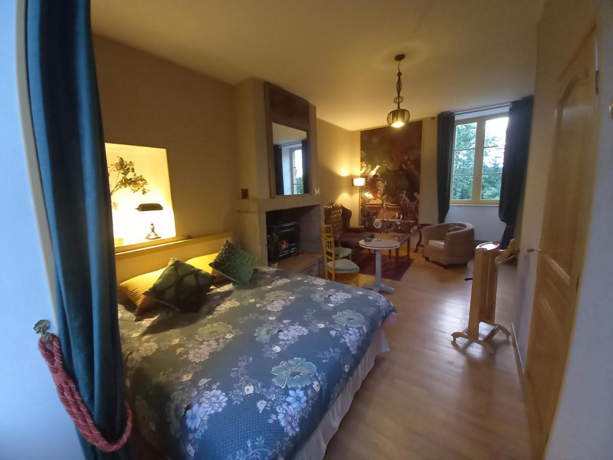 Le Petit Manoir Bed & Breakfast Isigny-le-Buat Exterior photo