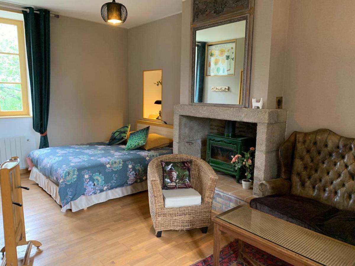 Le Petit Manoir Bed & Breakfast Isigny-le-Buat Exterior photo