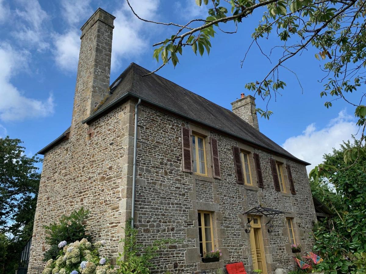 Le Petit Manoir Bed & Breakfast Isigny-le-Buat Exterior photo