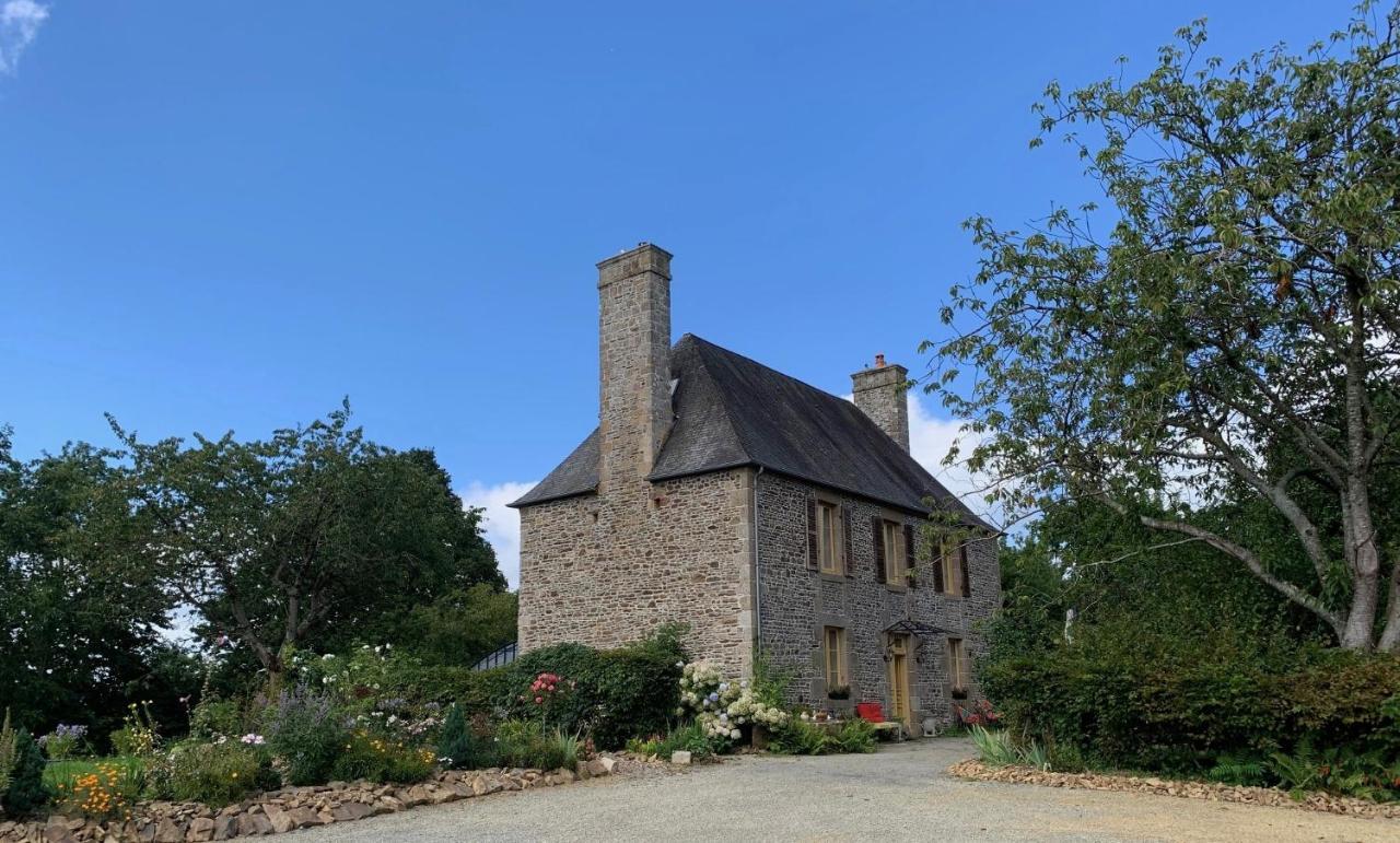 Le Petit Manoir Bed & Breakfast Isigny-le-Buat Exterior photo