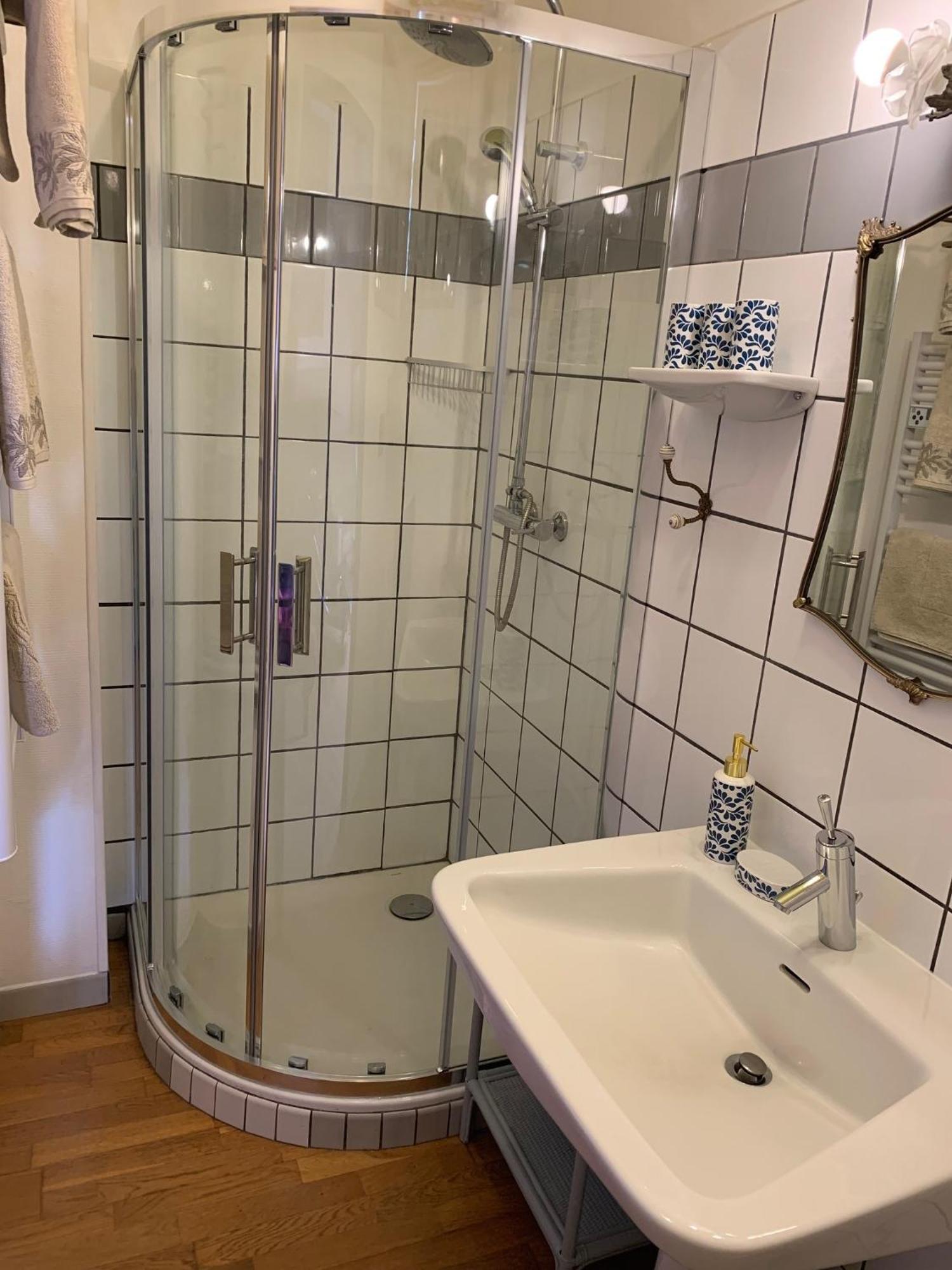 Le Petit Manoir Bed & Breakfast Isigny-le-Buat Exterior photo