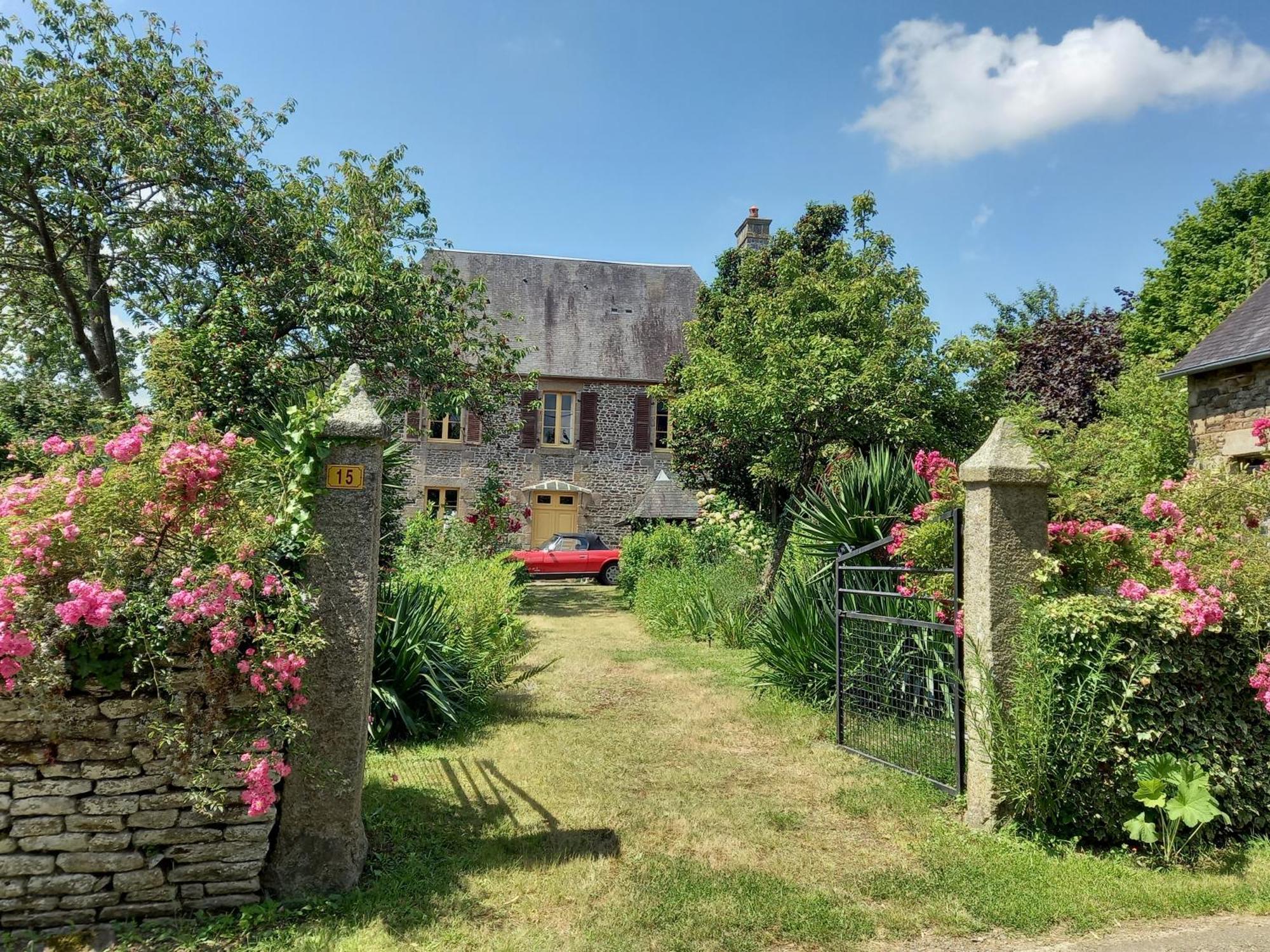 Le Petit Manoir Bed & Breakfast Isigny-le-Buat Exterior photo