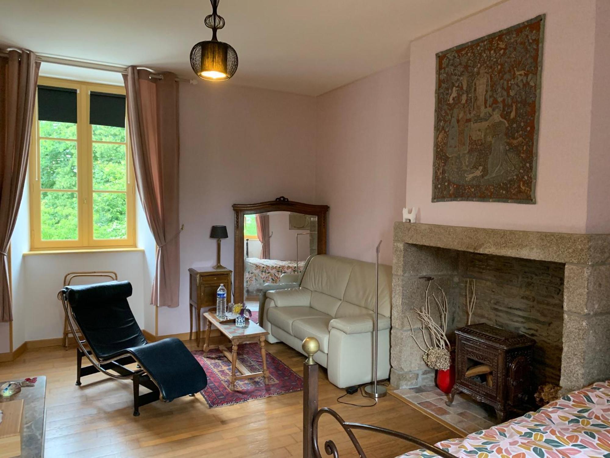 Le Petit Manoir Bed & Breakfast Isigny-le-Buat Exterior photo