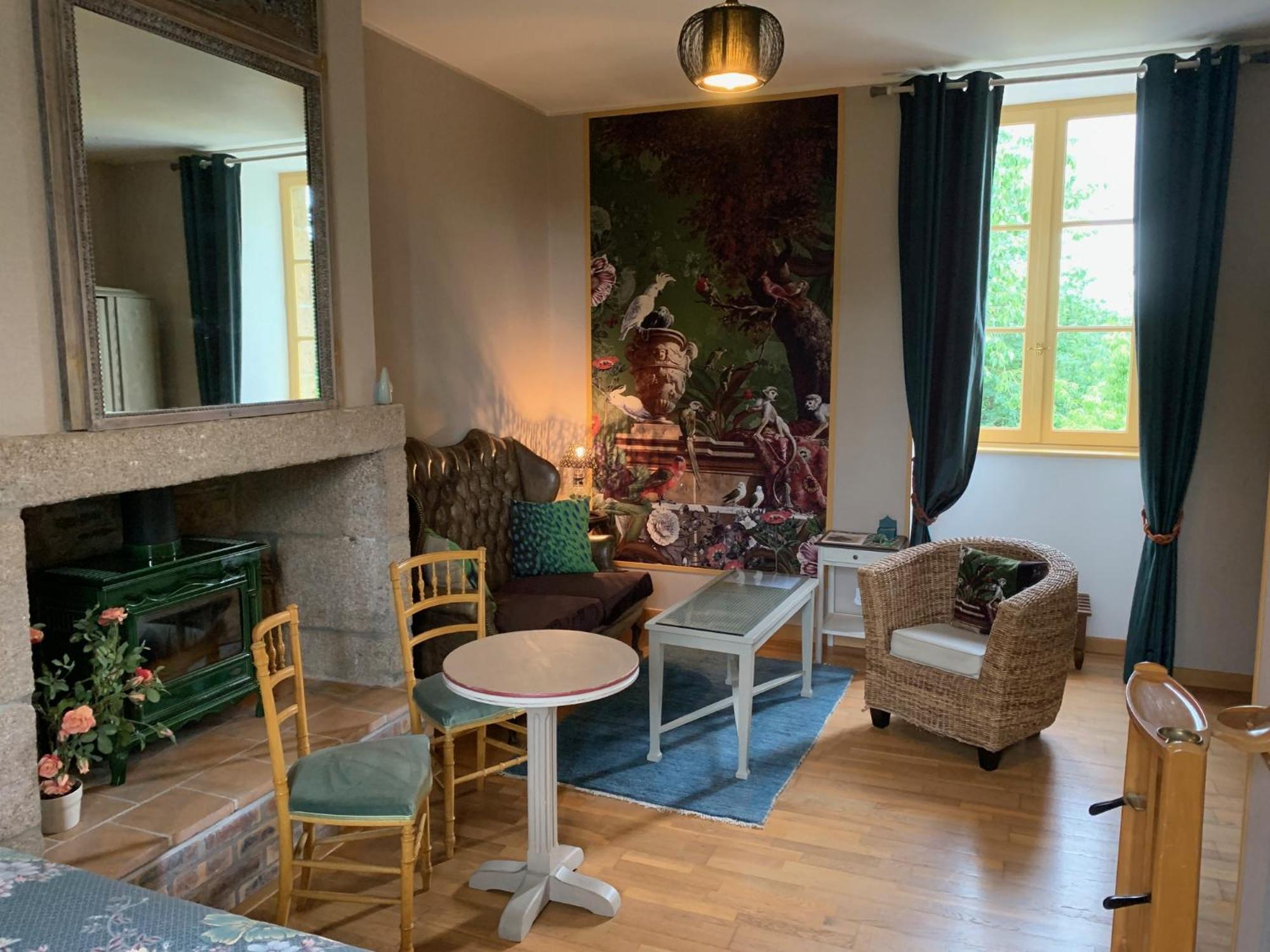 Le Petit Manoir Bed & Breakfast Isigny-le-Buat Exterior photo